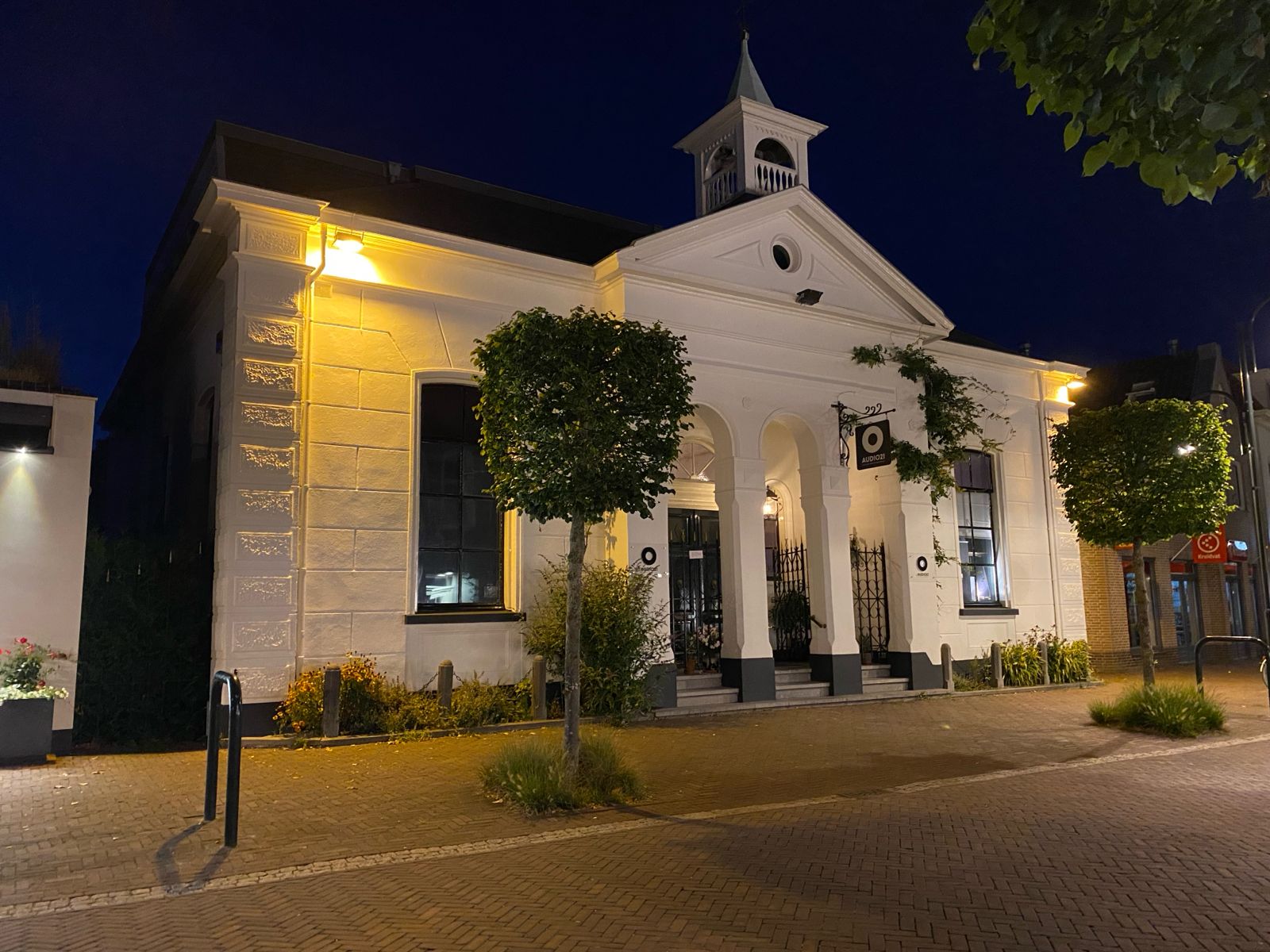 Het pand verlicht bij avond